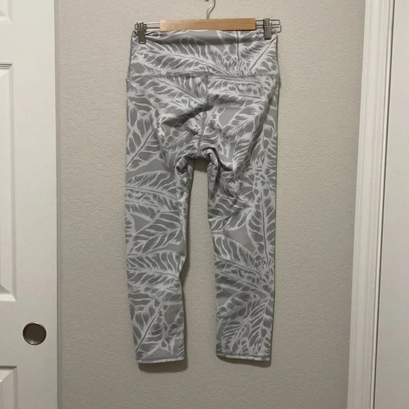 Alo Yoga Palm Springs airbrushed white leggings leaves stripes women's medium - Picture 11 of 11